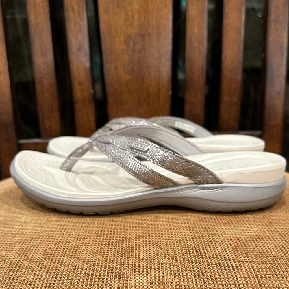 CROCS Women’s Metallic Silver Thong Sandals with White Footbed - Picture 3 of 8